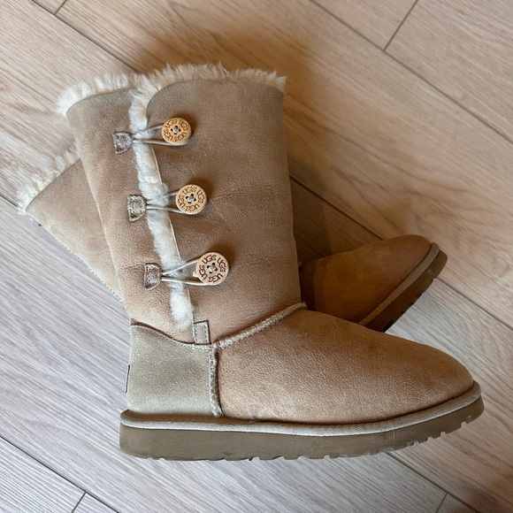 UGG Women's Bailey Button Triplet II Water Resistant Boots - Size 5 - Picture 3 of 8